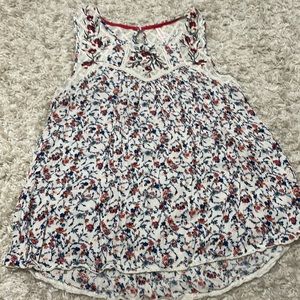 Adorable floral tank with lace detail